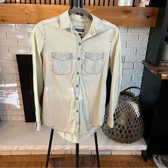 Express Women’s Faded Chambray Button Down - Picture 1 of 6